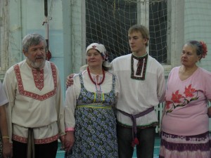 Участники вечорки в народных костюмах