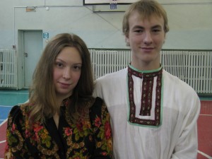 Ребята в народных костюмах. Вечорка